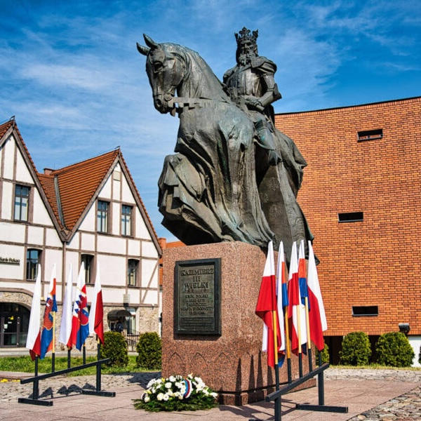 Złożenie kwiatów przed Pomnikiem Kazimierza Wielkiego / Fot. B.Witkowski / UMB